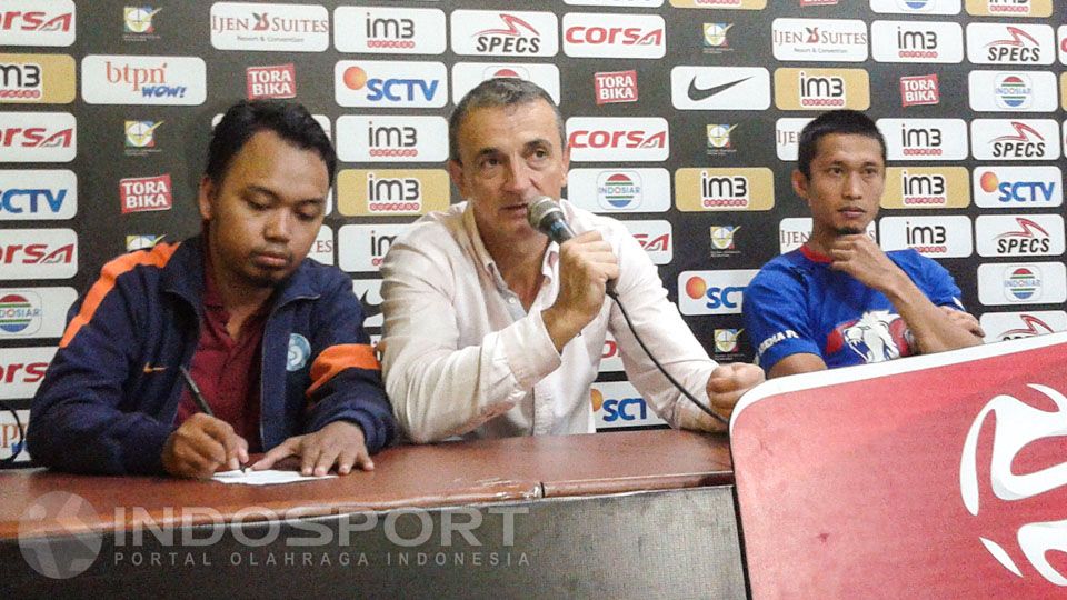 Pelatih Arema Cronus, Milomir Seslija (tengah) Copyright: &copy; Ian Setiawan/INDOSPORT